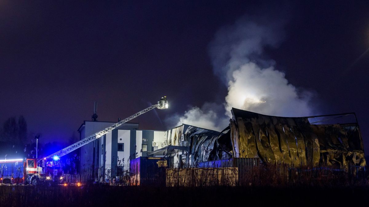 Na předměstí Rigy hoří americká továrna na drony